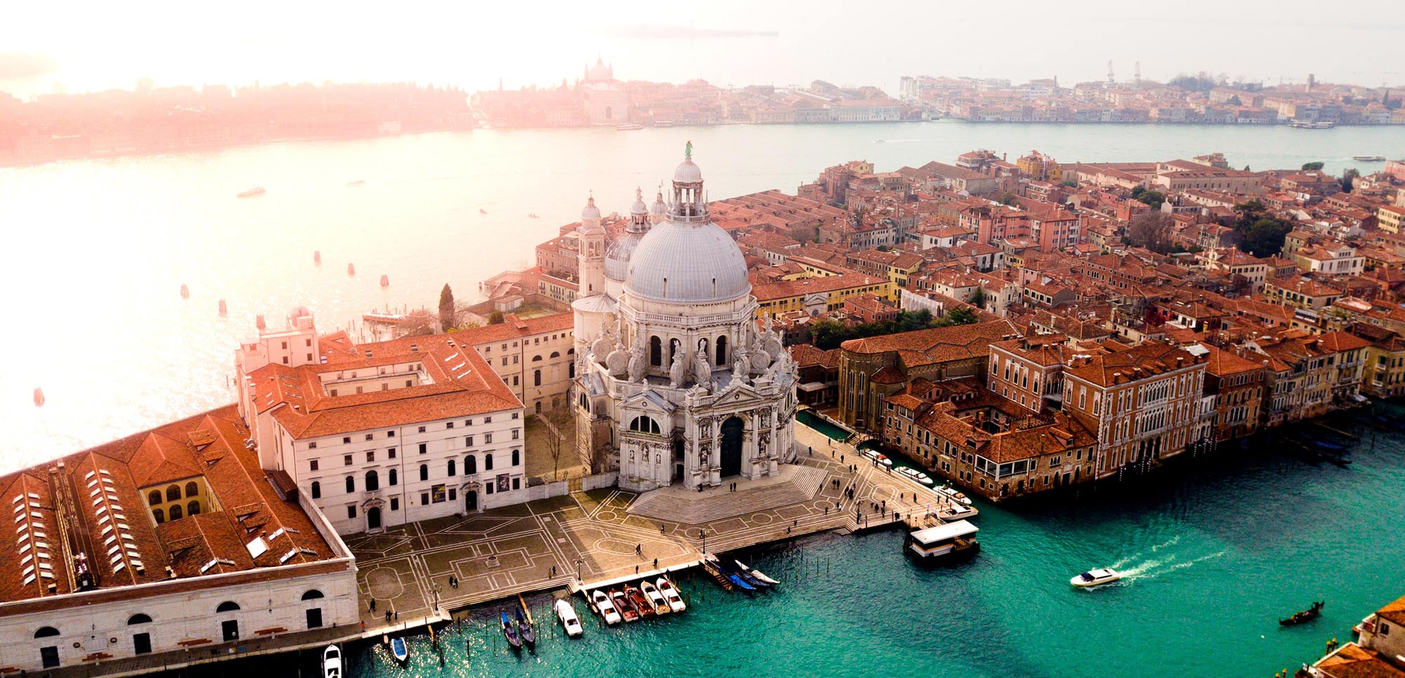  A stunning view of the Grand Canal, lined with historic palaces and vibrant Venetian life. Experience the beauty of Venice from the water